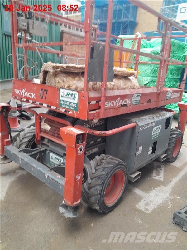 SkyJack 6832 RT Šķerveida pacēlāji