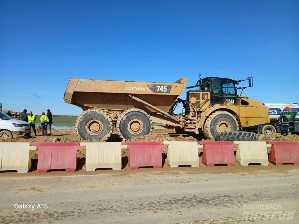 CAT 745 Artikulētie pašizgāzēji