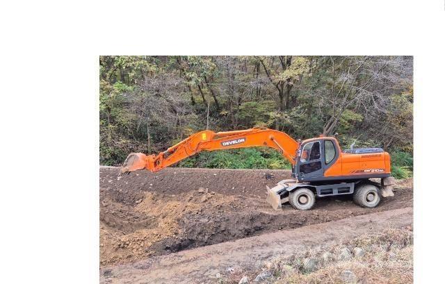 Doosan DX210WA Ekskavatori uz riteņiem