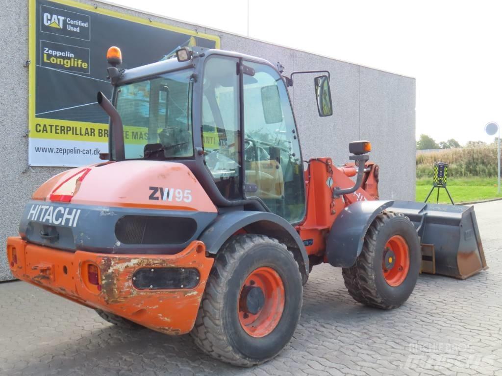 Hitachi ZX 95 Iekrāvēji uz riteņiem