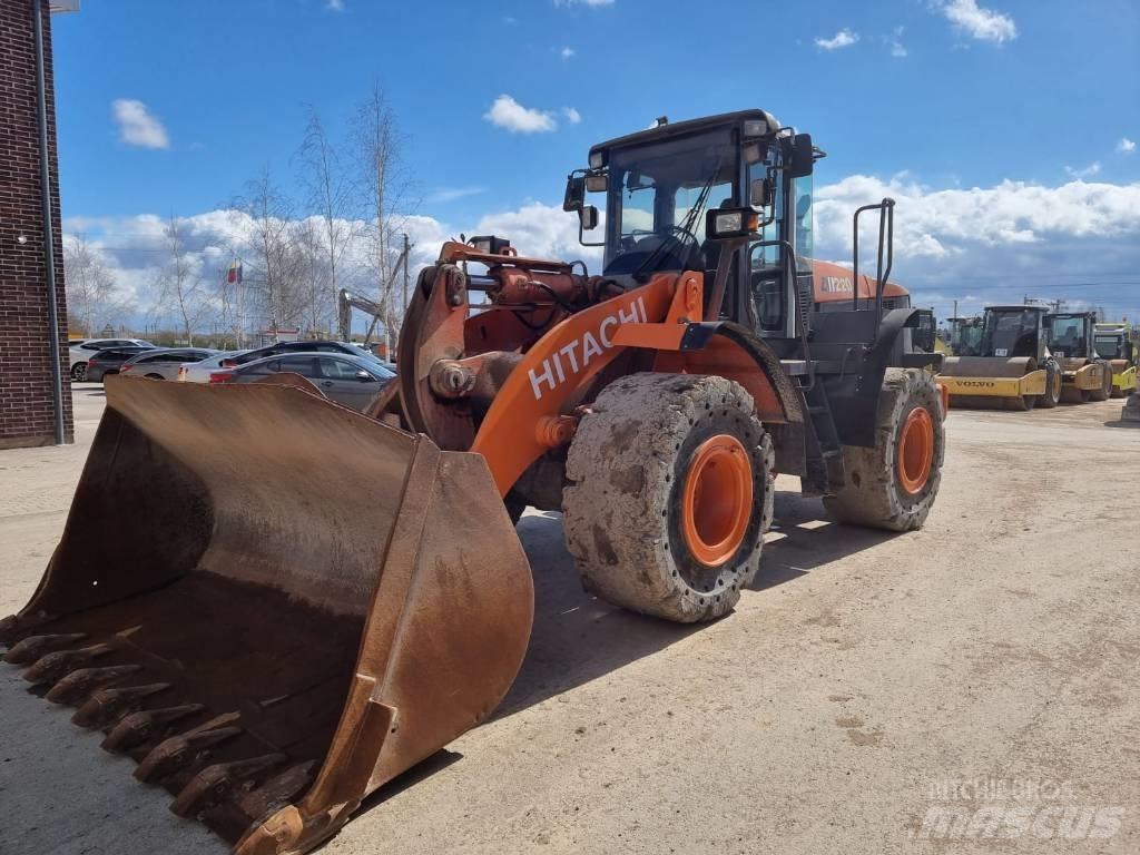 Hitachi ZW 220 Iekrāvēji uz riteņiem