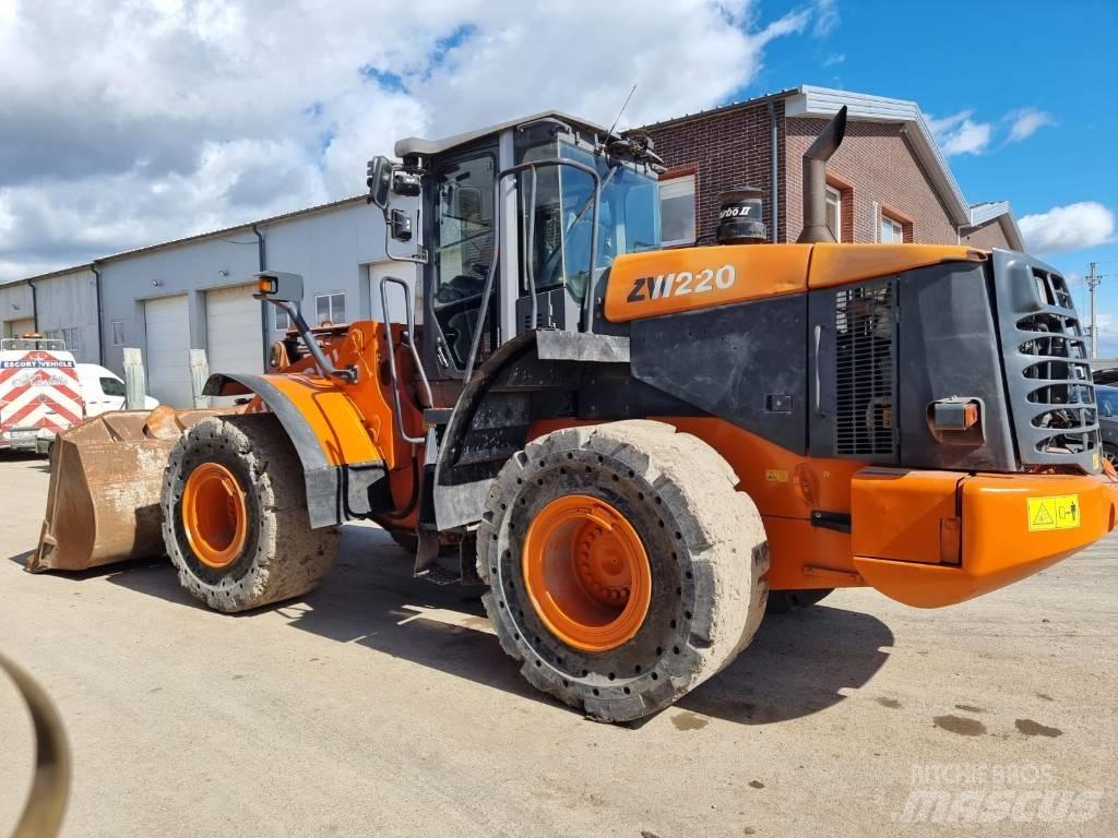 Hitachi ZW 220 Iekrāvēji uz riteņiem