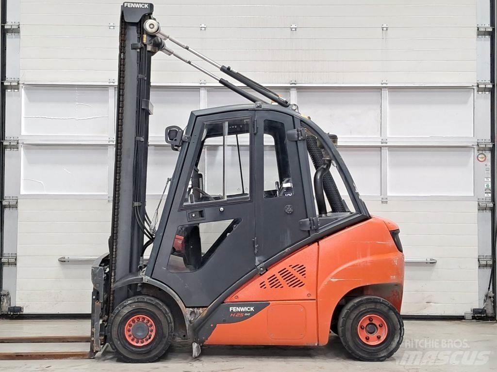 Linde H25D-02 Tehnika ar dīzeļa dzinēju
