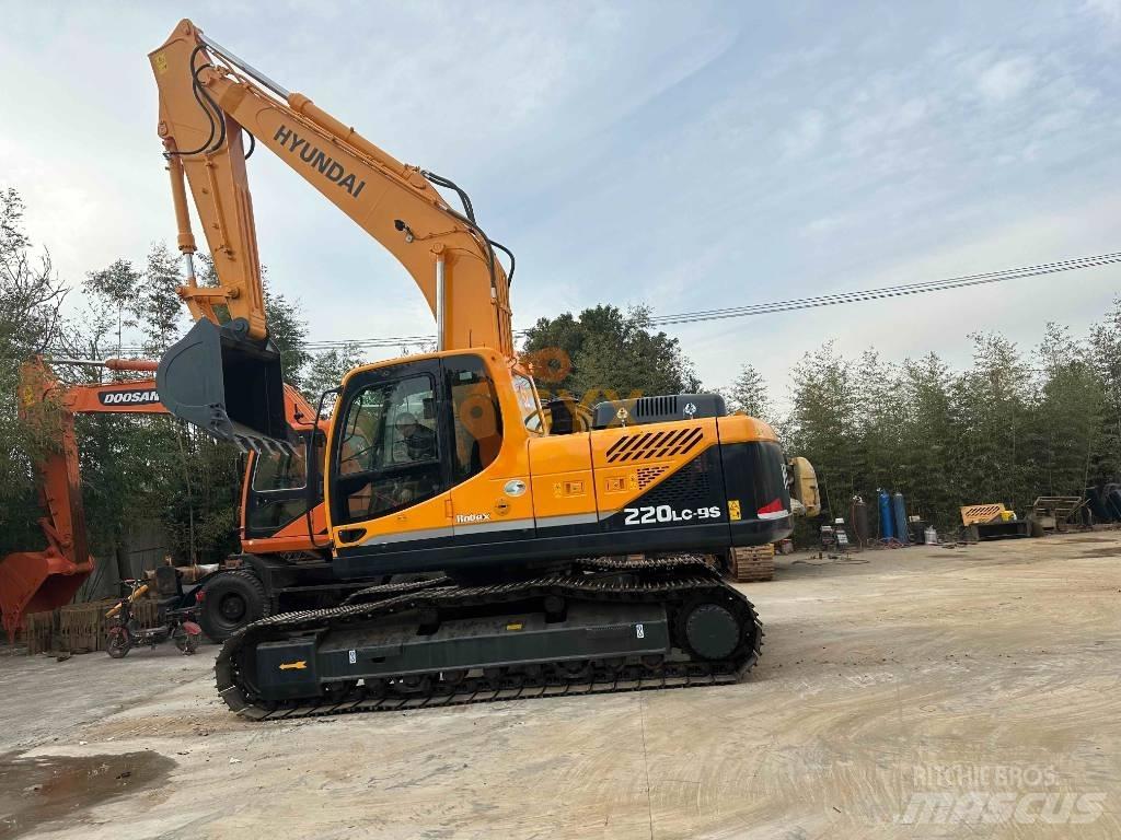 Hyundai R220 Kāpurķēžu ekskavatori