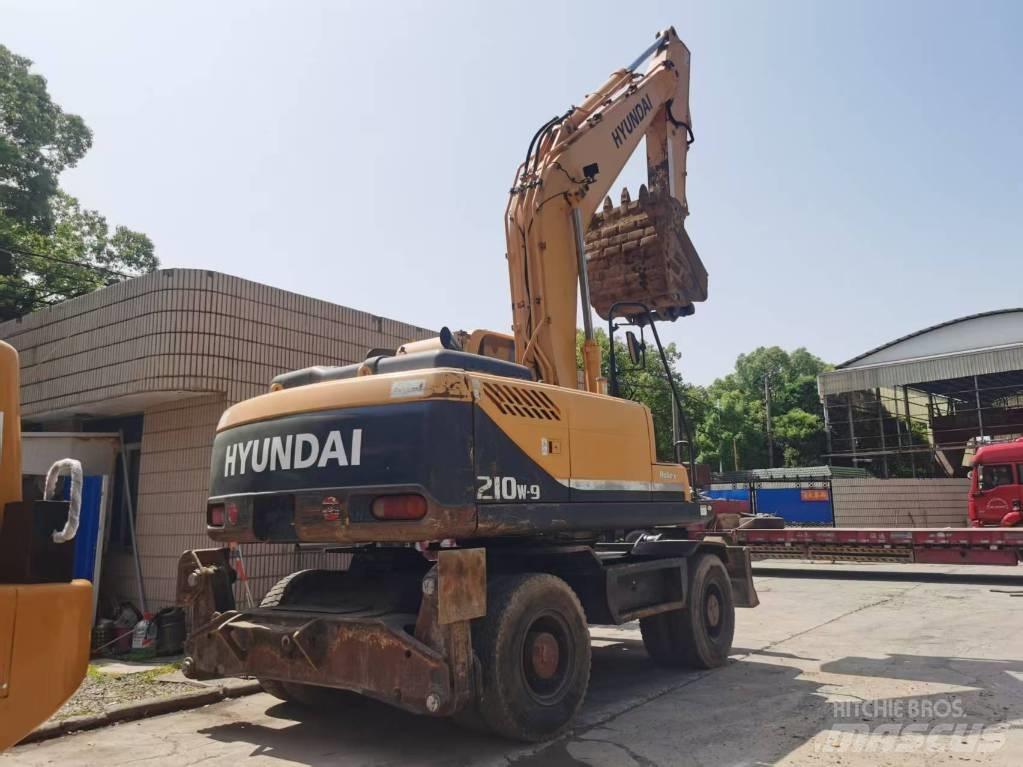 Hyundai R210W-9 Ekskavatori uz riteņiem
