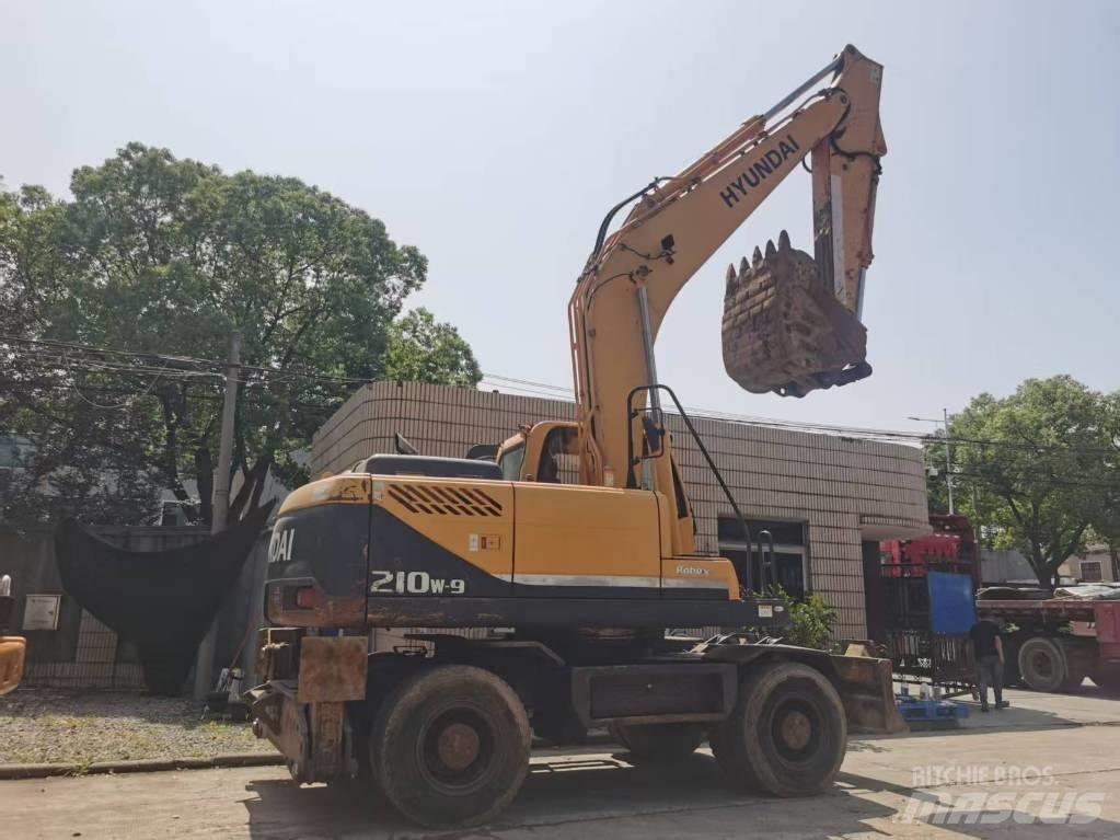 Hyundai R210W-9 Ekskavatori uz riteņiem