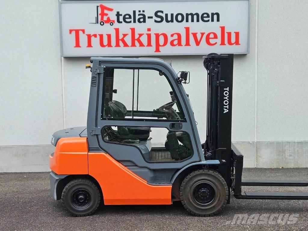 Toyota 02-8 FDF 25 Tehnika ar dīzeļa dzinēju