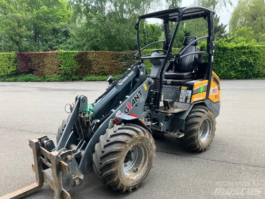 GiANT G2200E Lietoti riteņu kompaktiekrāvēji