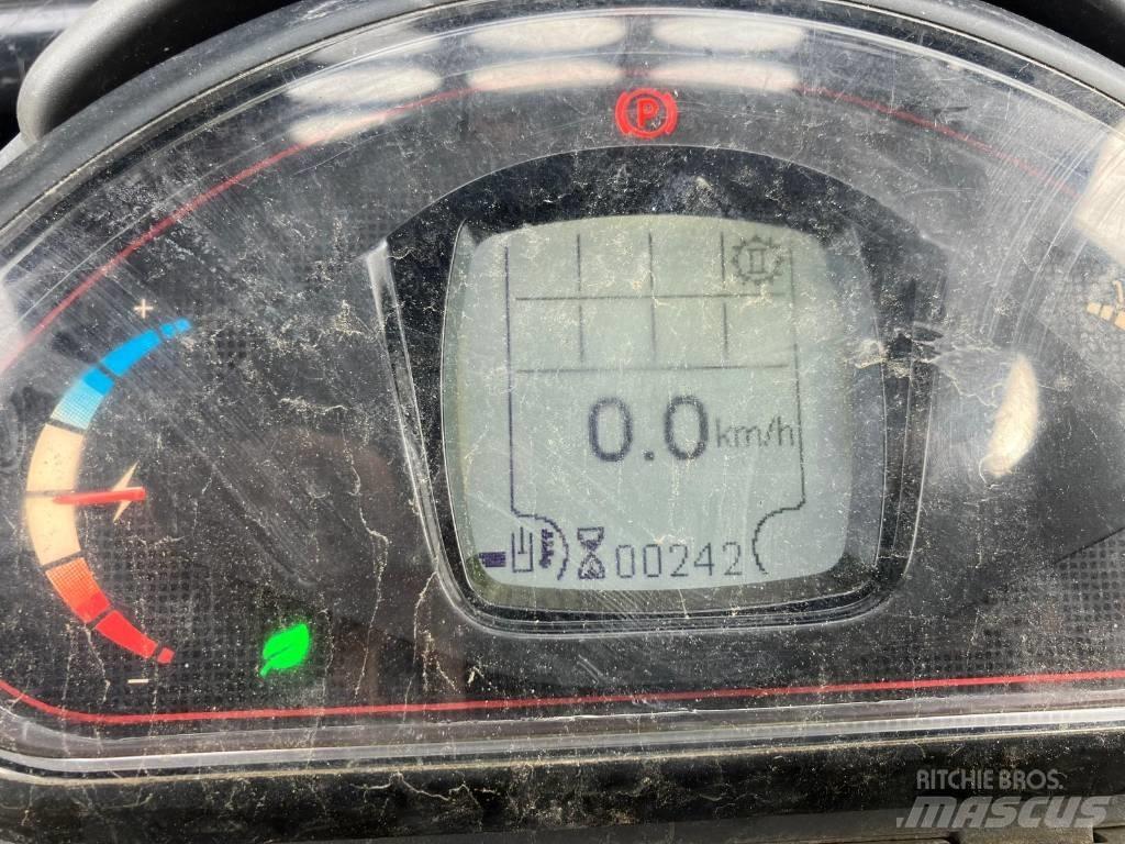 GiANT G2200E Lietoti riteņu kompaktiekrāvēji