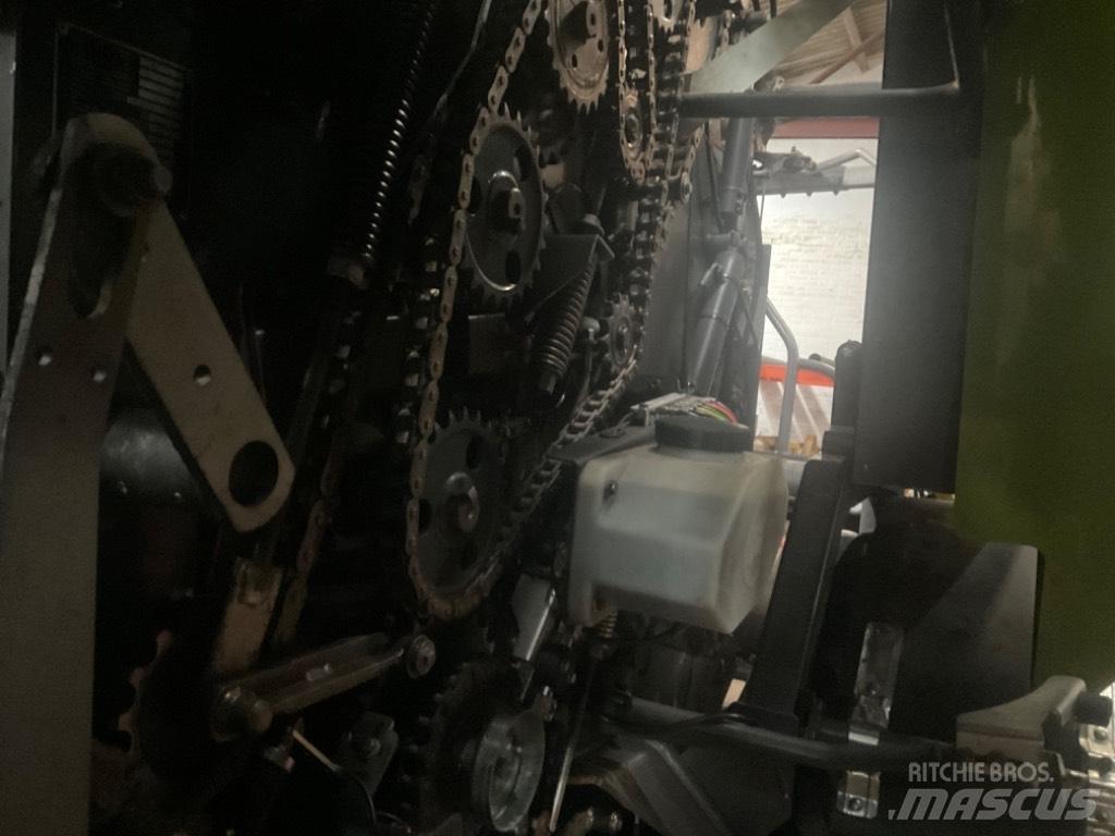 CLAAS Uniwrap 455 Rituļu preses