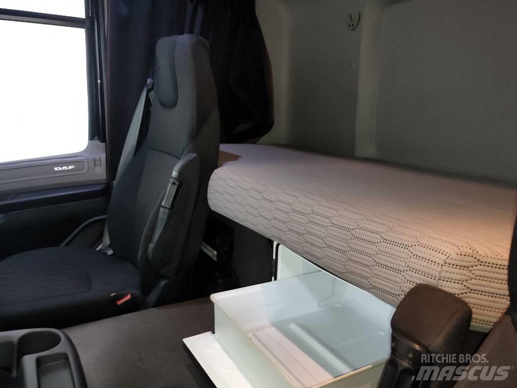 DAF CF 370 FA Tents