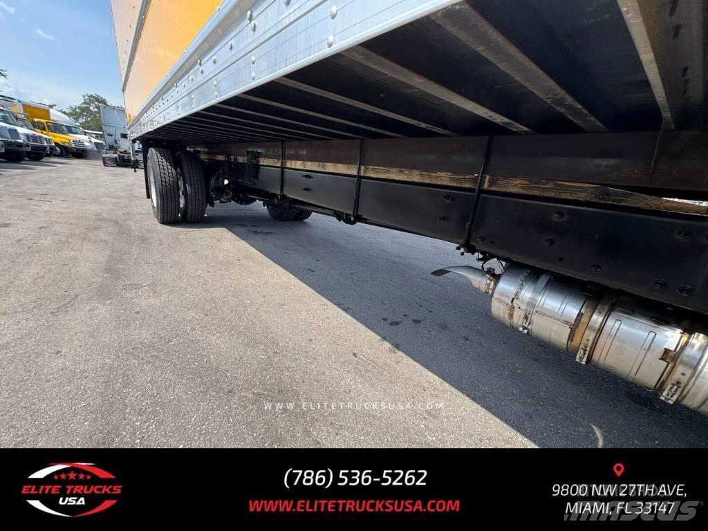 Freightliner M106 Furgons