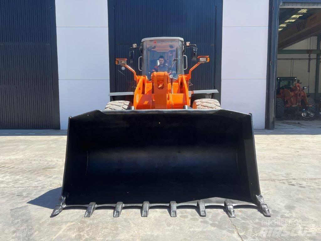Hitachi LX 210 E Iekrāvēji uz riteņiem