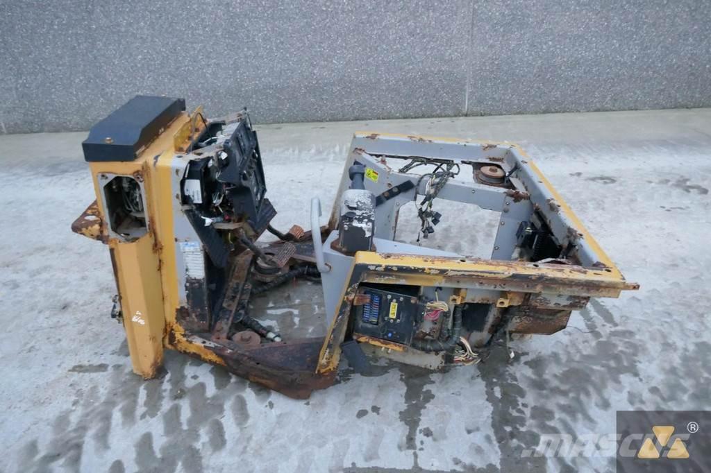 CAT 220-2800 Kabīnes un interjers