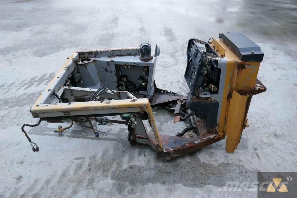 CAT 220-2800 Kabīnes un interjers