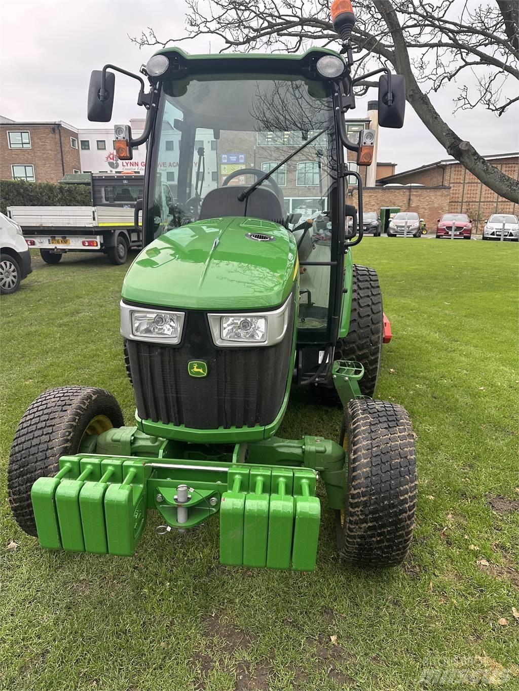 John Deere 4066R Kompaktie traktori