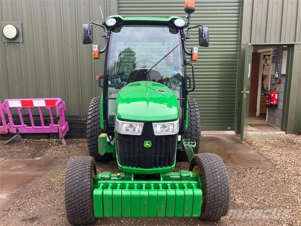 John Deere 4066R Kompaktie traktori