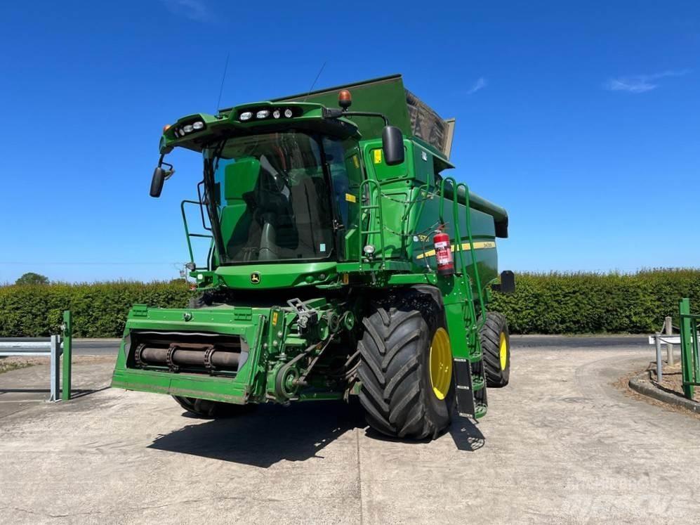 John Deere T670HM Ražas novākšanas kombaini