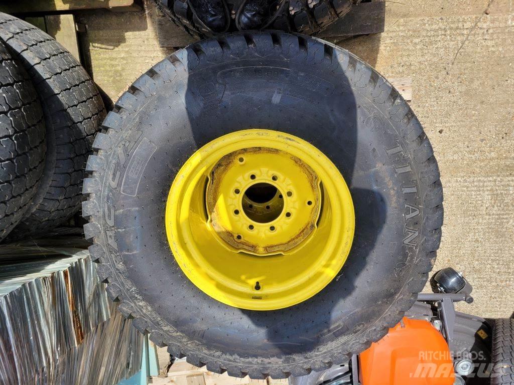 John Deere WHEELS Kompaktie traktori
