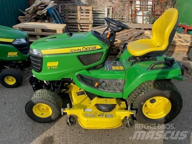 John Deere X750 Traktori