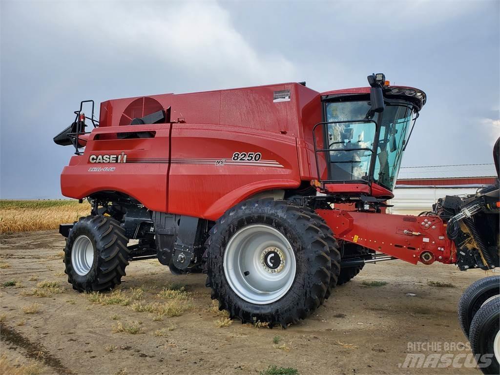 Case IH 8250 Ražas novākšanas kombaini