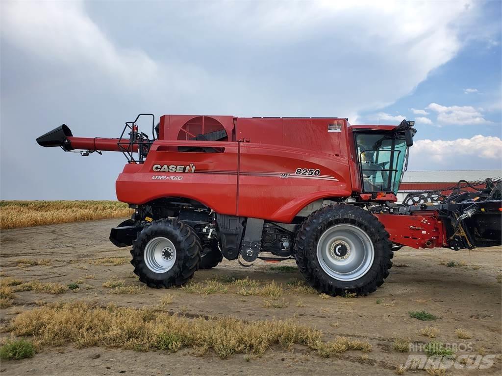 Case IH 8250 Ražas novākšanas kombaini