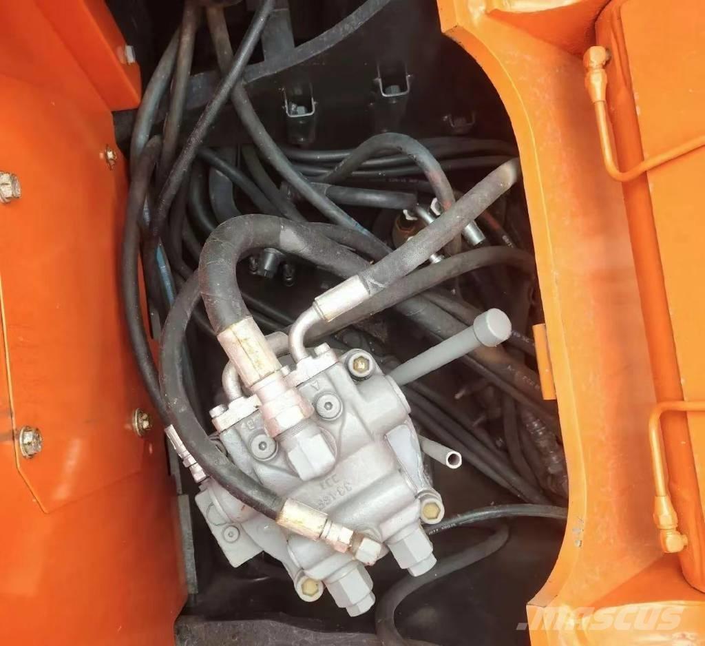 Hitachi 135US-6 Kāpurķēžu ekskavatori