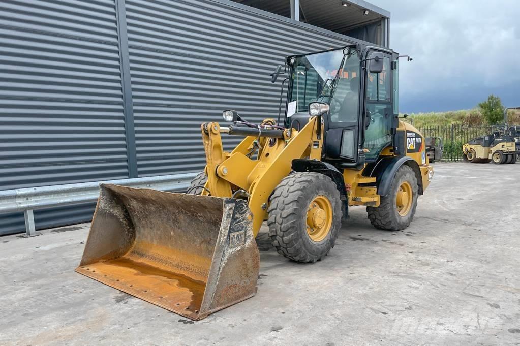 CAT 907M Iekrāvēji uz riteņiem