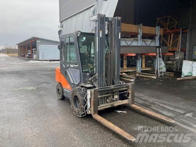 Doosan D35C-7 Tehnika ar dīzeļa dzinēju