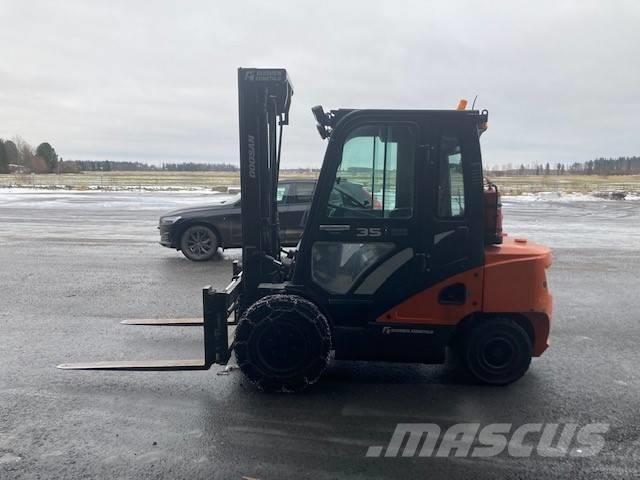 Doosan D35C-7 Tehnika ar dīzeļa dzinēju