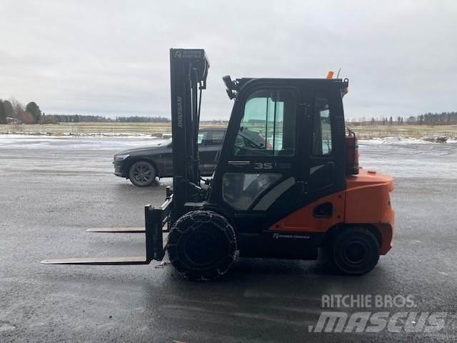 Doosan D35C-7 Tehnika ar dīzeļa dzinēju