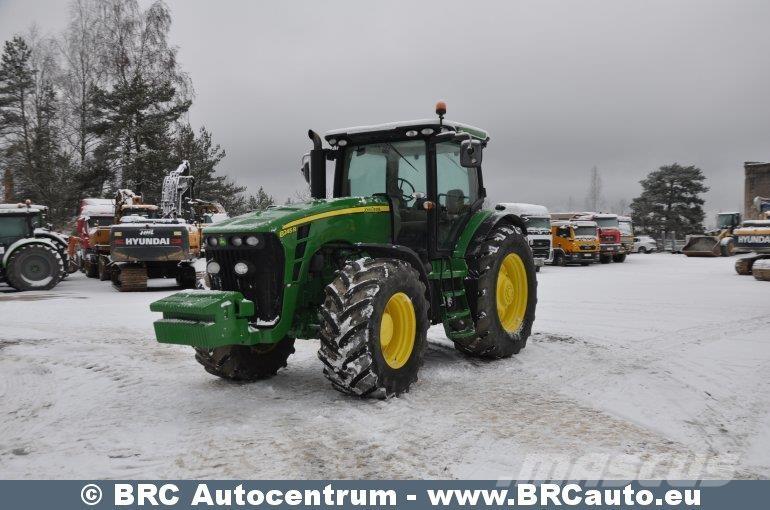 John Deere 8245R Traktori
