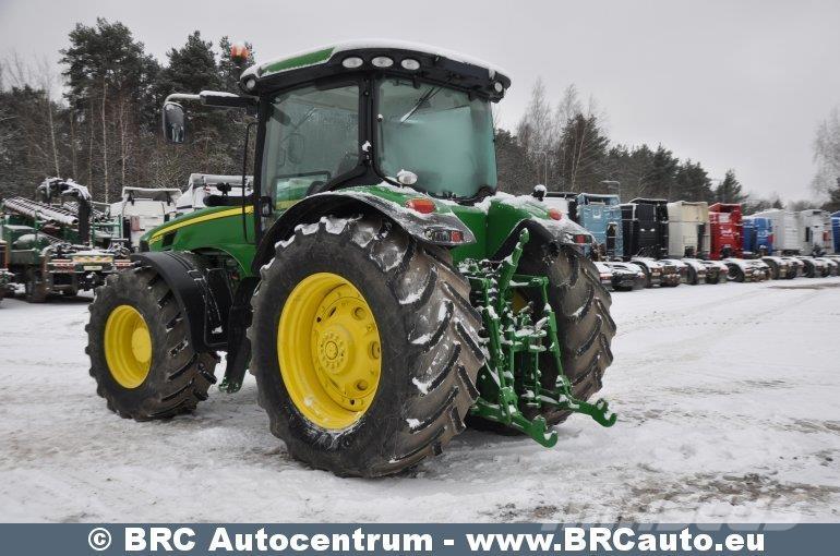John Deere 8245R Traktori