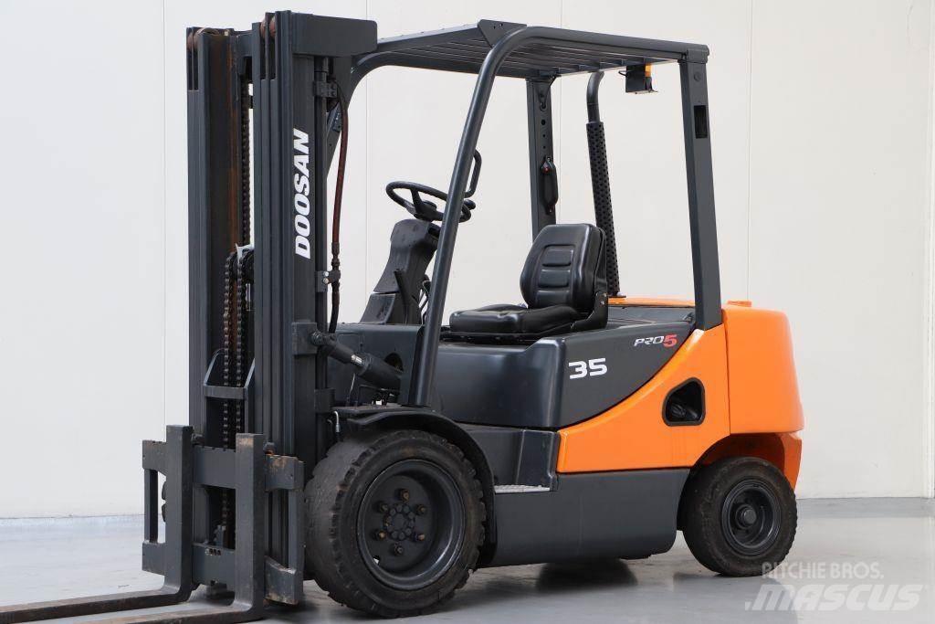 Doosan D35S Tehnika ar dīzeļa dzinēju