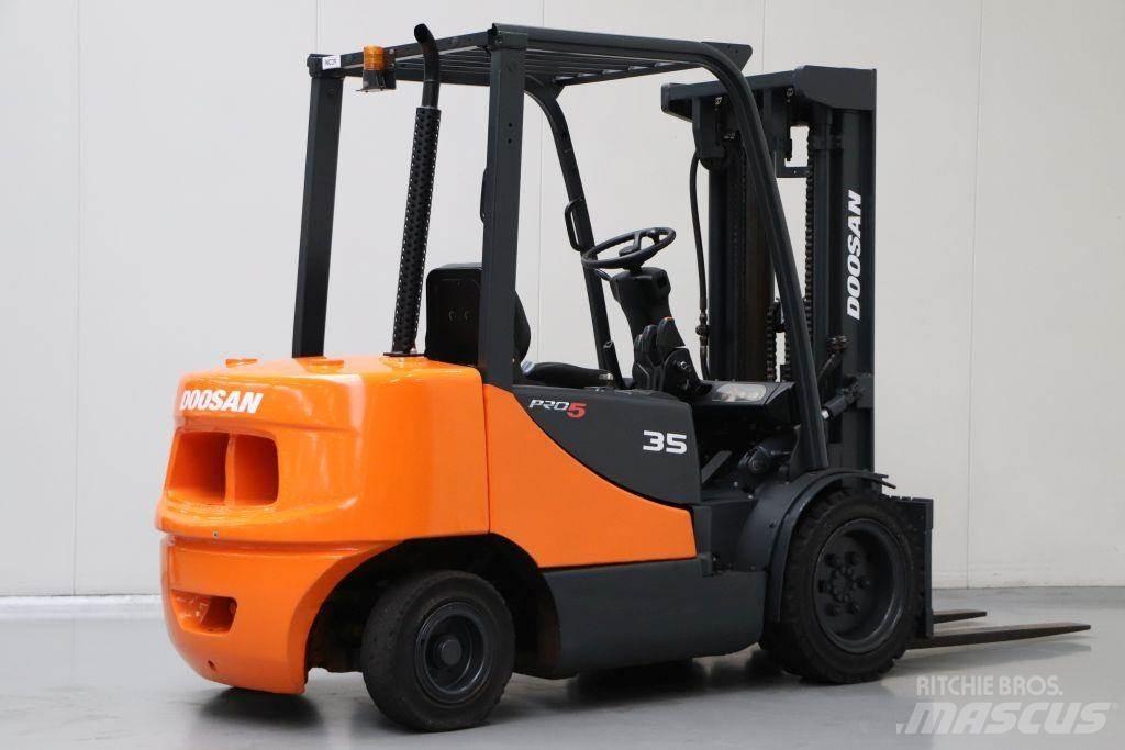 Doosan D35S Tehnika ar dīzeļa dzinēju