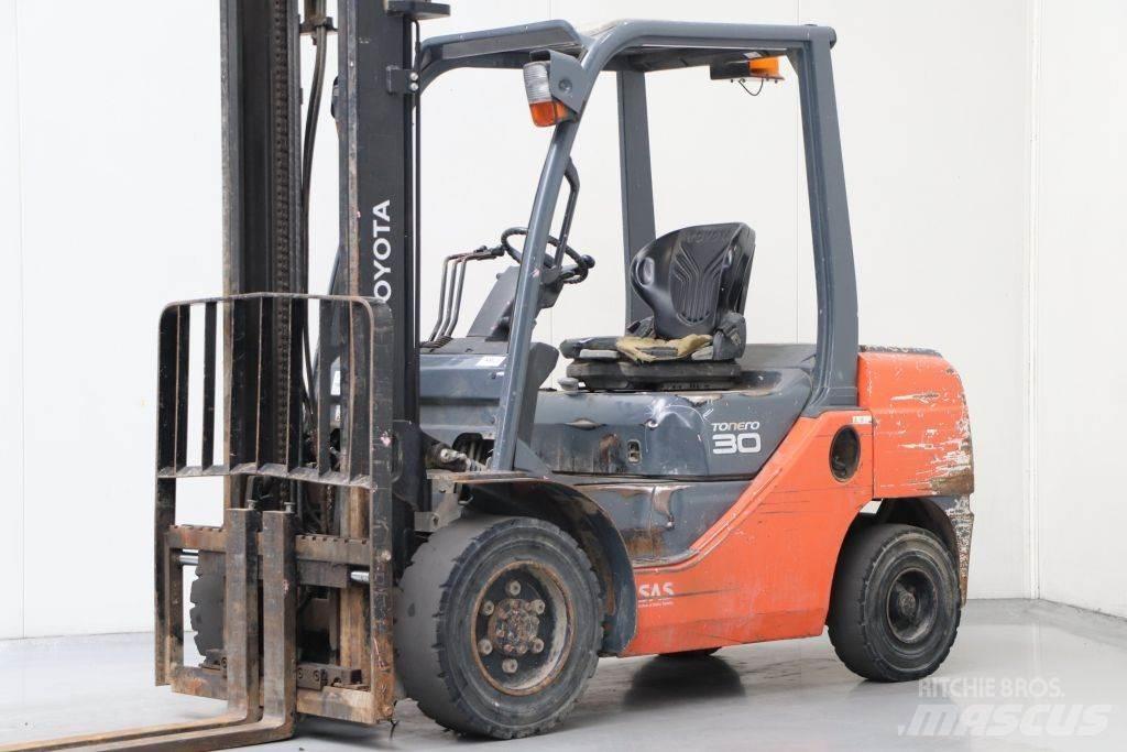 Toyota 02-8FDF30 Tehnika ar dīzeļa dzinēju