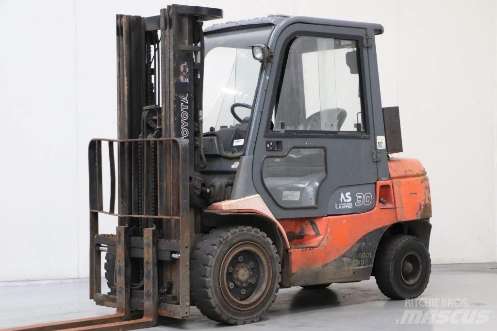 Toyota 62-7FDF30 Tehnika ar dīzeļa dzinēju