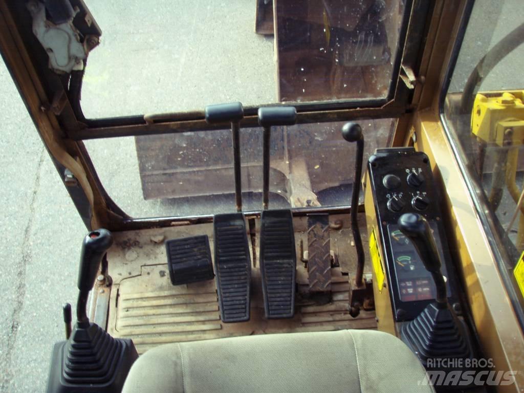 CAT E 70 B Vidēja lieluma ekskavatori 7 t - 12 t
