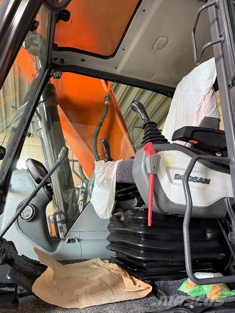  Dossan DX225Lc-5 Kāpurķēžu ekskavatori