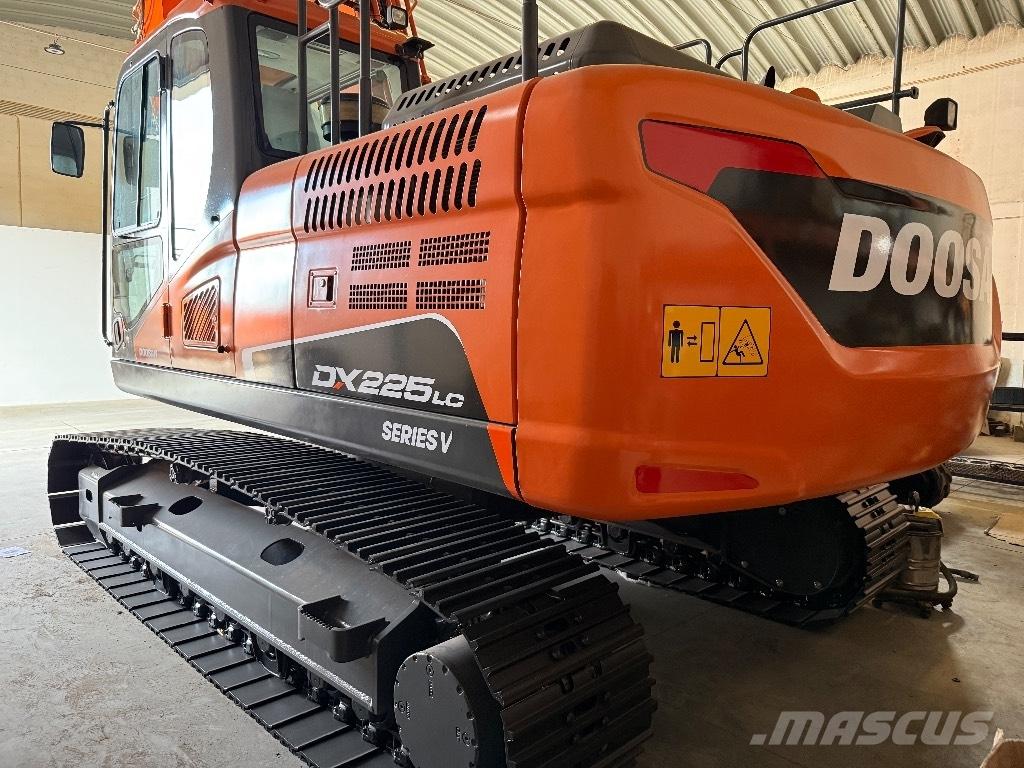  Dossan DX225Lc-5 Kāpurķēžu ekskavatori