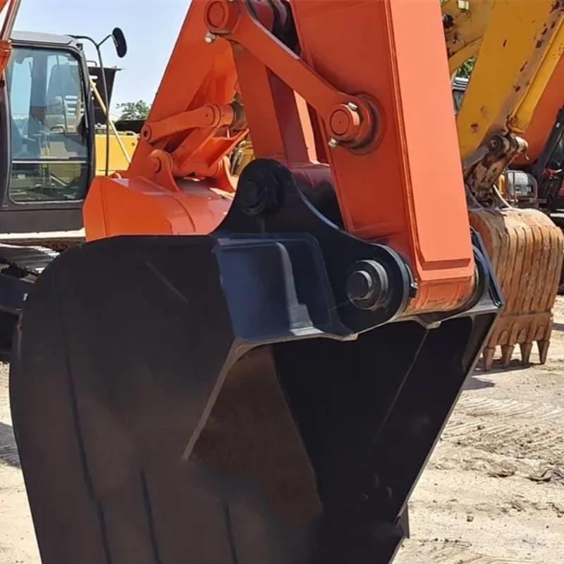 Hitachi ZX 210 Kāpurķēžu ekskavatori