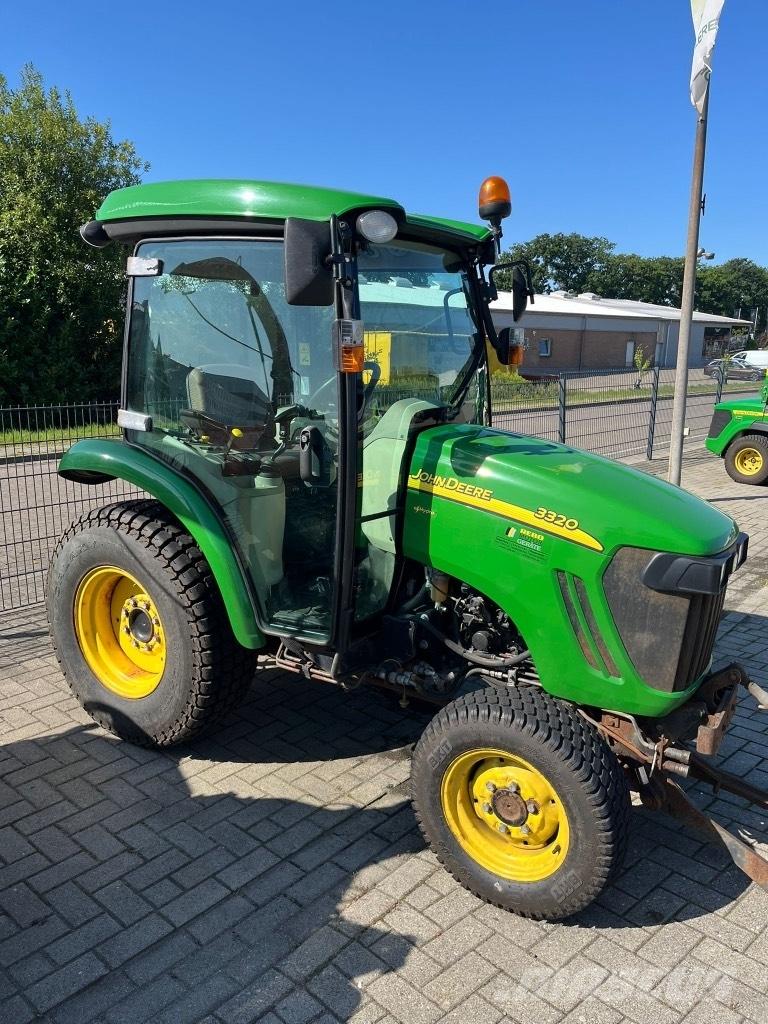 John Deere 3320 Kompaktie traktori