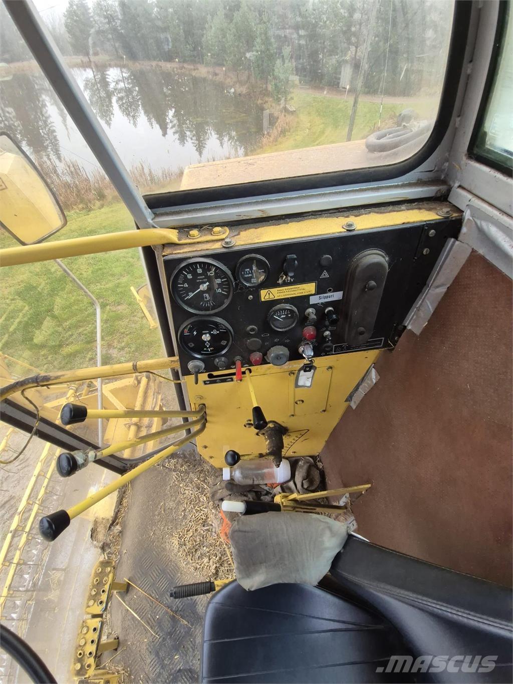 New Holland 8030 Ražas novākšanas kombaini