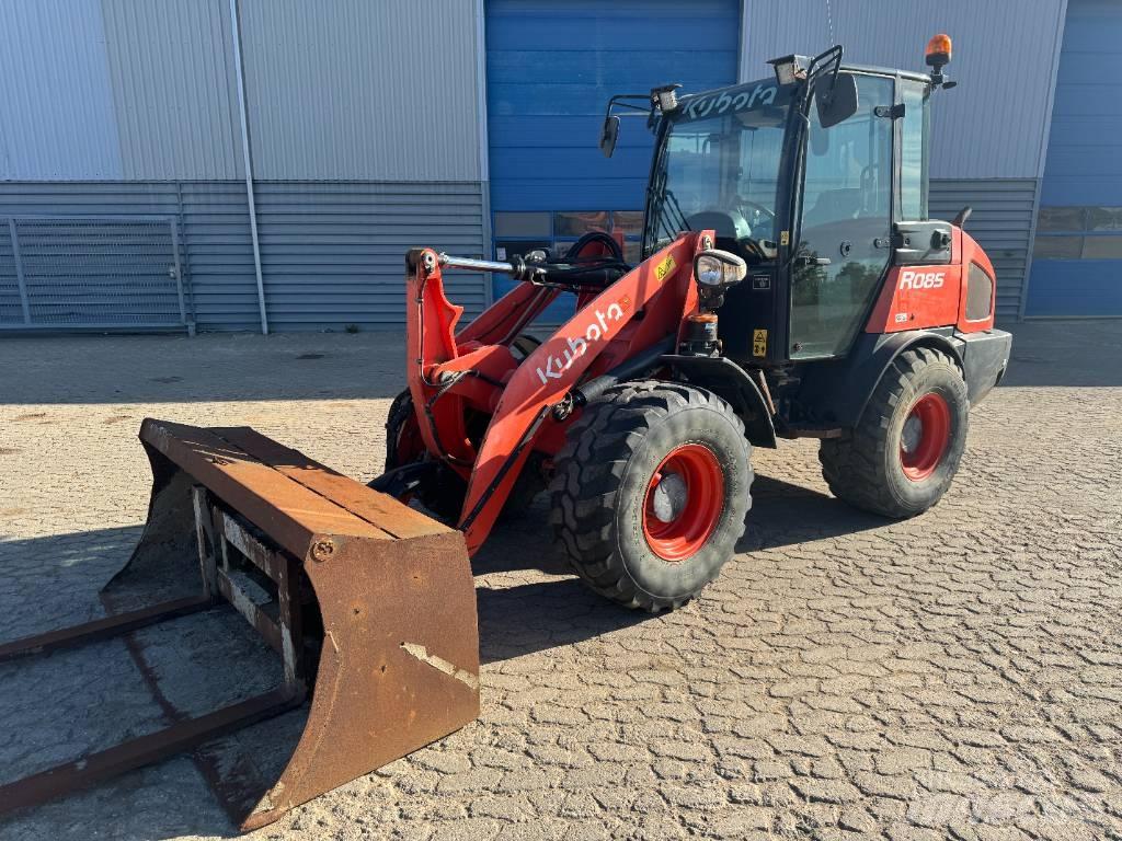 Kubota R085 Iekrāvēji uz riteņiem