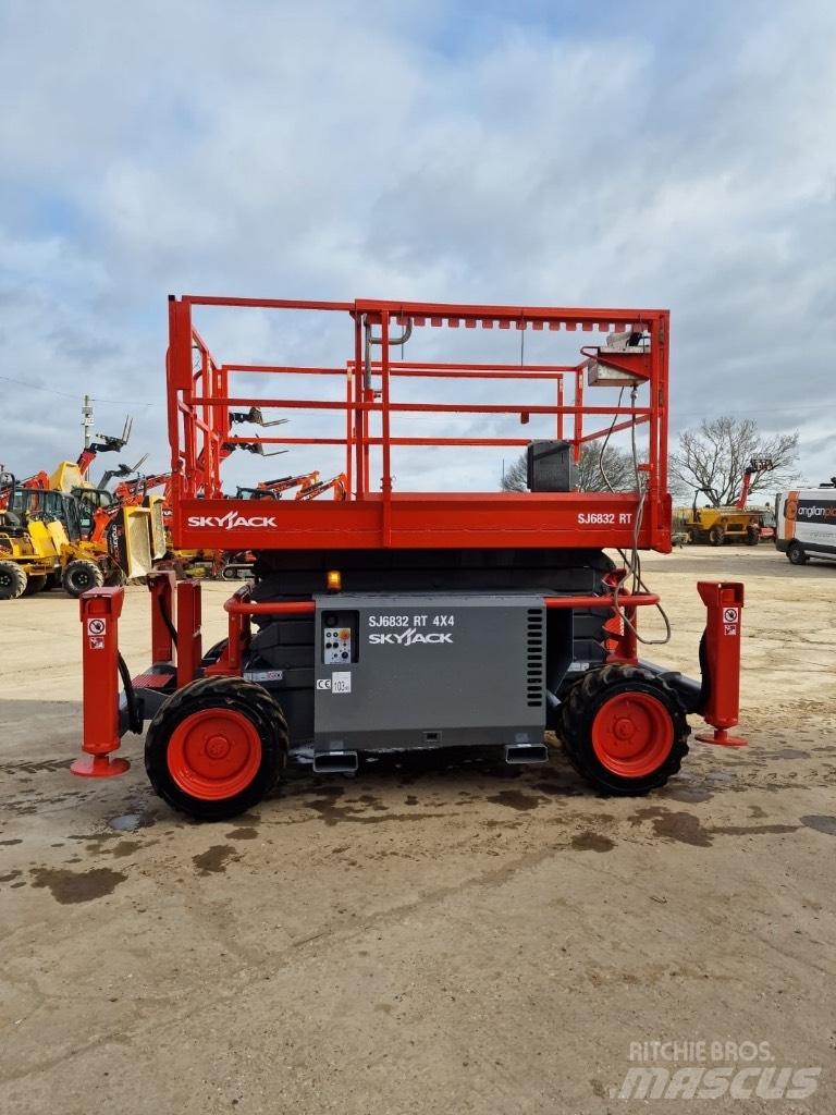 SkyJack SJ 6832 RT Šķerveida pacēlāji