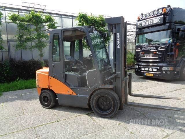 Doosan D35C-7 Tehnika ar dīzeļa dzinēju