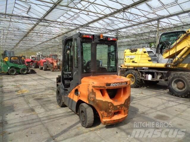Doosan D35C-7 Tehnika ar dīzeļa dzinēju