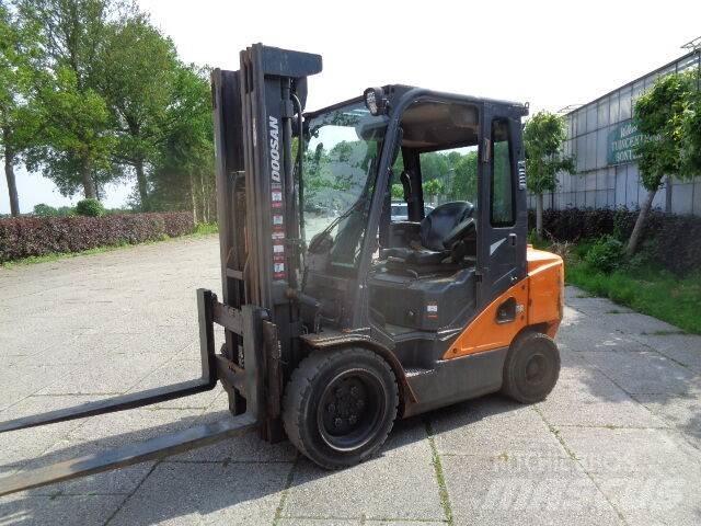 Doosan D35C-7 Tehnika ar dīzeļa dzinēju