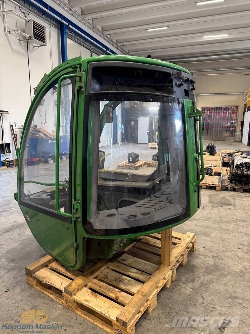 John Deere 1210E Kabīnes un interjers