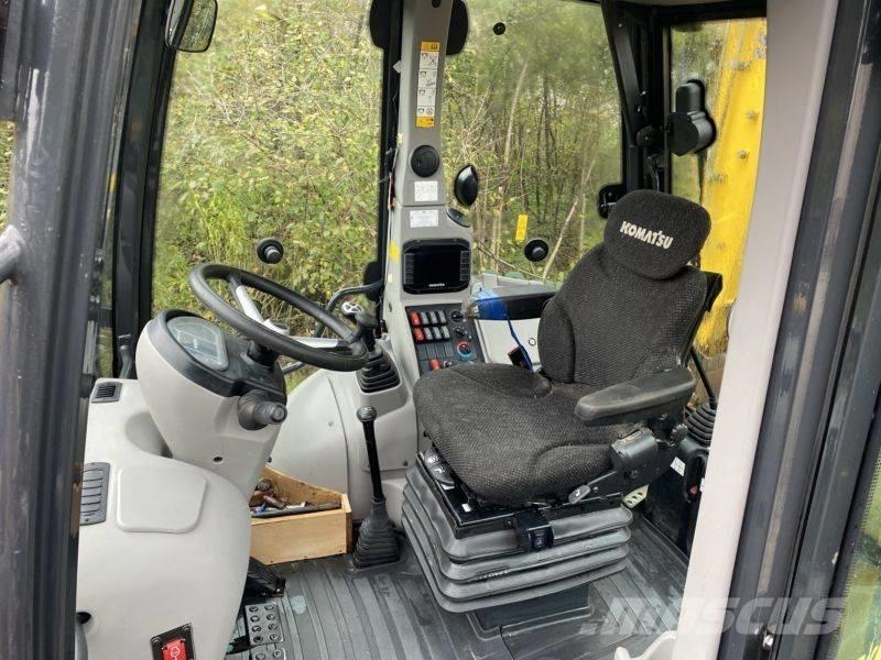 Komatsu WB 93 R-8 Ekskavatori-iekrāvēji